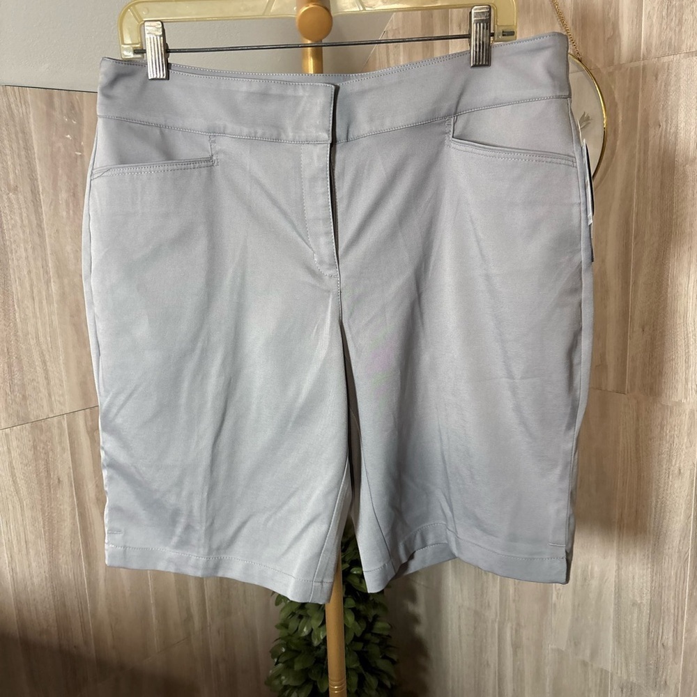 PGA Tour Women's Light Gray Bermudas Shorts NWT